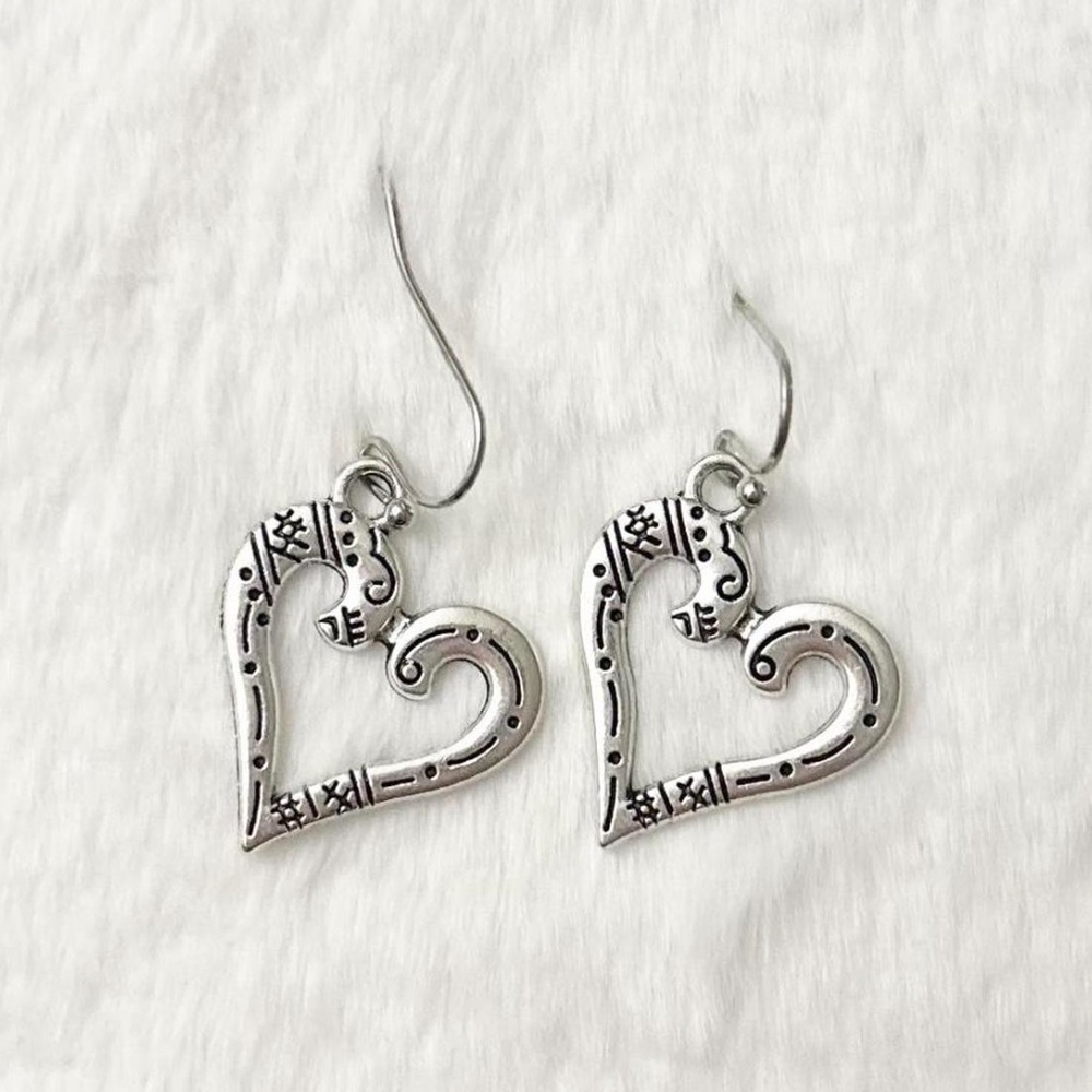 5/$15 🩷 MUST BUNDLE Silver Heart Filigree Drop Earrings